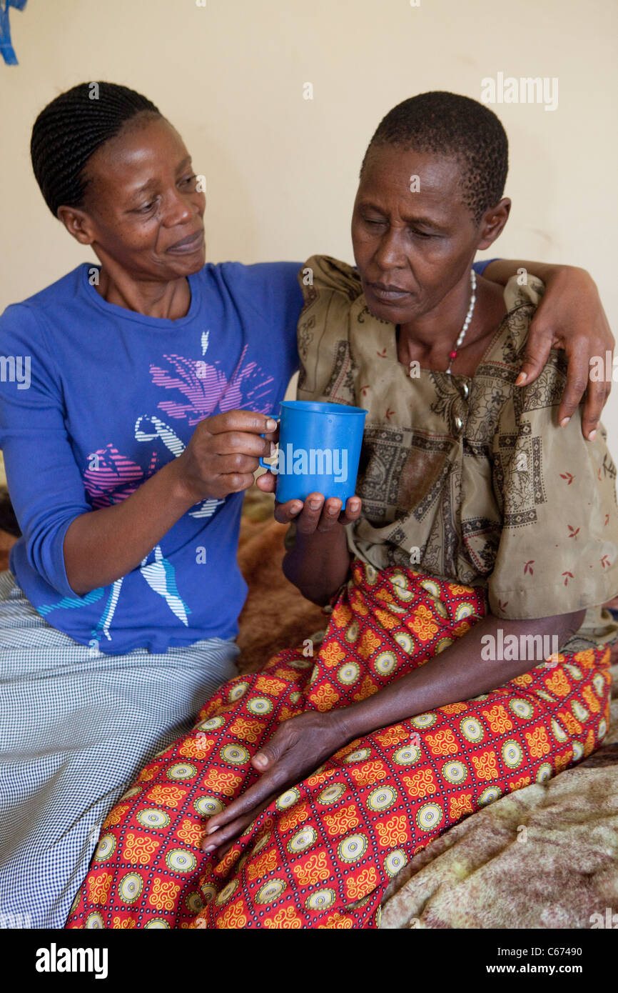 Un paziente anziano riceve cure in un letto di ospedale in Ospedale Mulago a Kampala in Uganda. Foto Stock