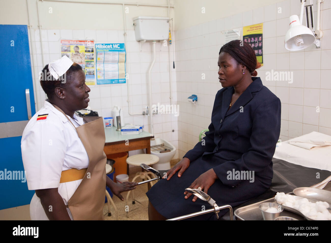Un infermiere si consulta con un paziente a Mbale Regional Referral Hospital in Mbale, Est Uganda. Foto Stock