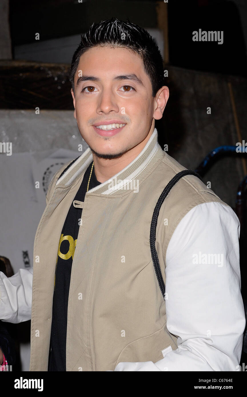 American Idol castoff Stefano Langone, lascia il 'Live con Regis e Kelly' taping all'ABC Lincoln Center Studios fuori e circa per celebrità CANDIDS - MON, , New York, NY Aprile 25, 2011. Foto di: Ray Tamarra/Everett Collection Foto Stock