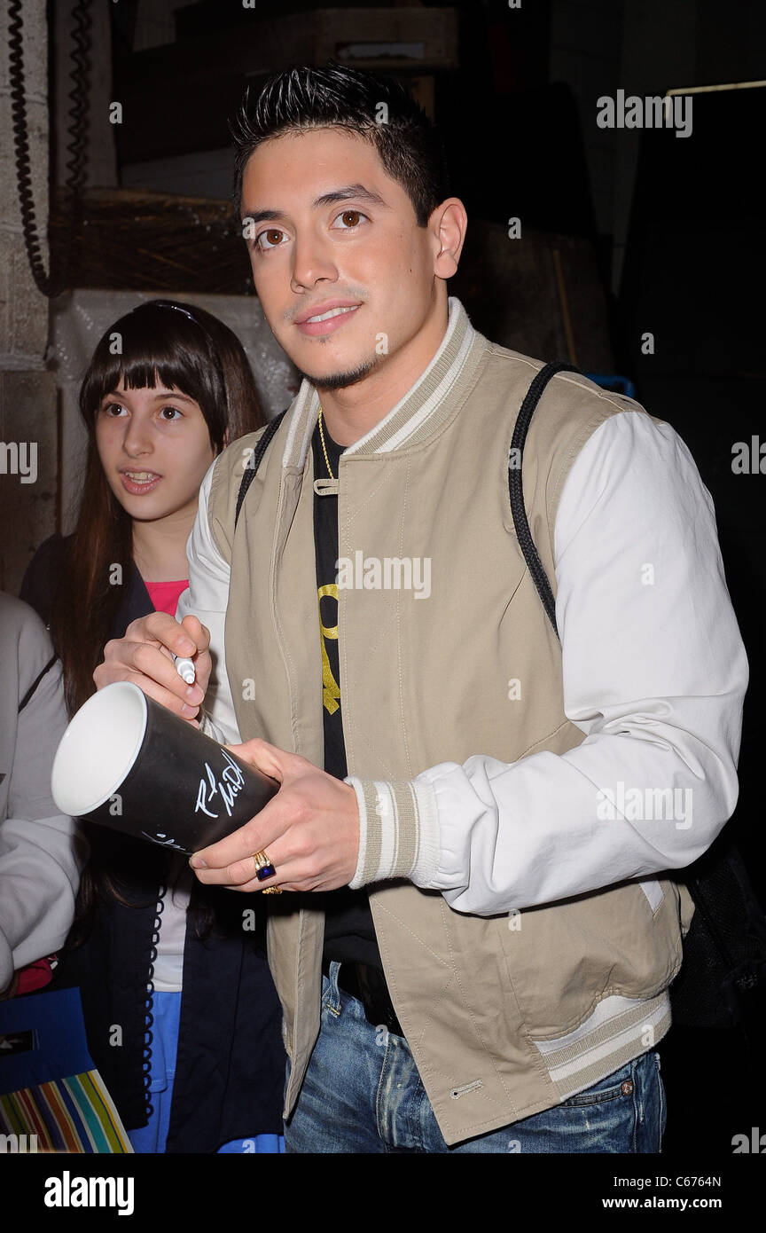 American Idol castoff Stefano Langone, lascia il 'Live con Regis e Kelly' taping all'ABC Lincoln Center Studios fuori e circa per celebrità CANDIDS - MON, , New York, NY Aprile 25, 2011. Foto di: Ray Tamarra/Everett Collection Foto Stock