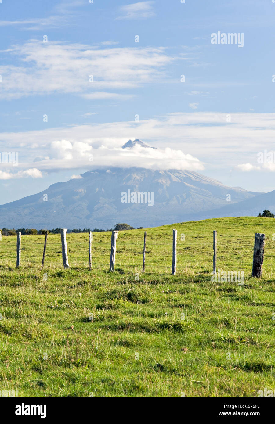 Il vulcanico Monte Taranaki o Egmont vicino a New Plymouth sull Isola del nord della Nuova Zelanda NZ Foto Stock