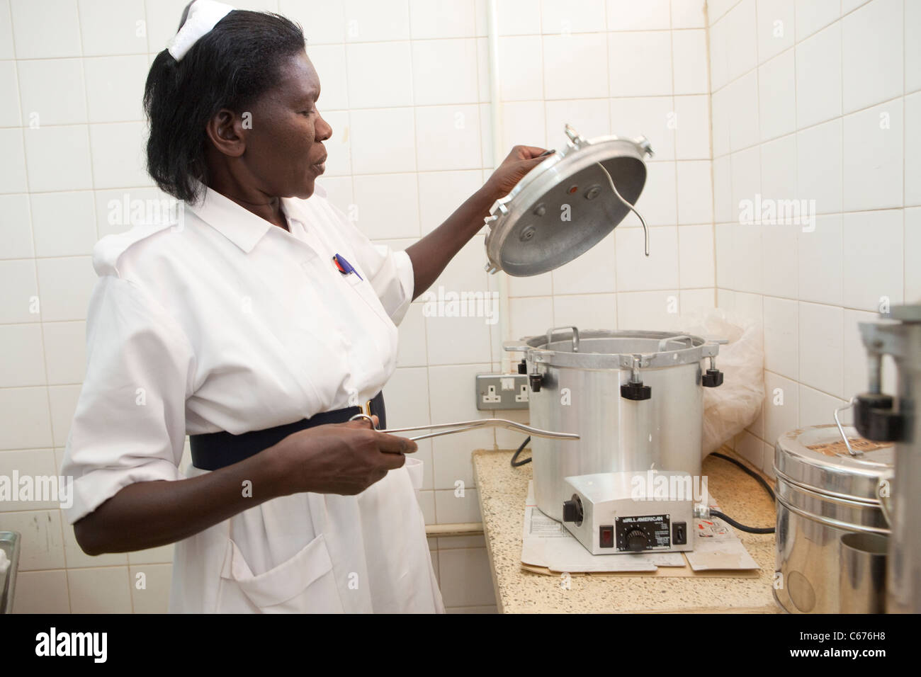 Un infermiere utilizza una autoclave per la sterilizzazione di strumenti a livello regionale Mbale Referral Hospital in Mbale, Uganda orientale, Africa orientale. Foto Stock