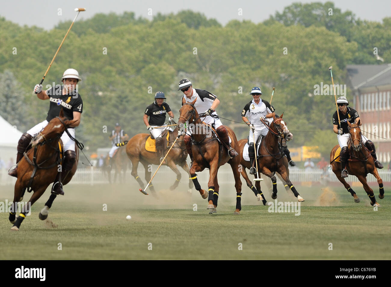 S.a.r. Il principe Harry (C), compete in una partita di polo sulla Governors Island fuori e circa per celebrità CANDIDS - domenica , New York, Foto Stock