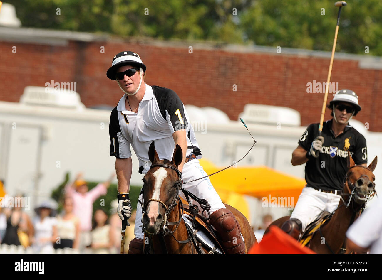 S.a.r. Il principe Harry (L) e il giocatore di polo Nacho Figueras, competere in una partita di polo sulla Governors Island fuori e circa per celebrità Foto Stock