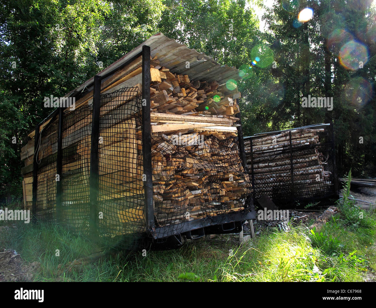 Carbonaio. La produzione di carbone di legno Foto Stock