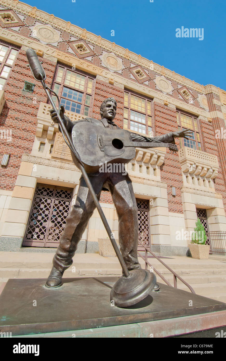 Elvis Presley statua da Eric Kaposta, comunali Memorial Auditorium e Stadio di stelle Museum, Shreveport, Louisiana, Stati Uniti d'America Foto Stock