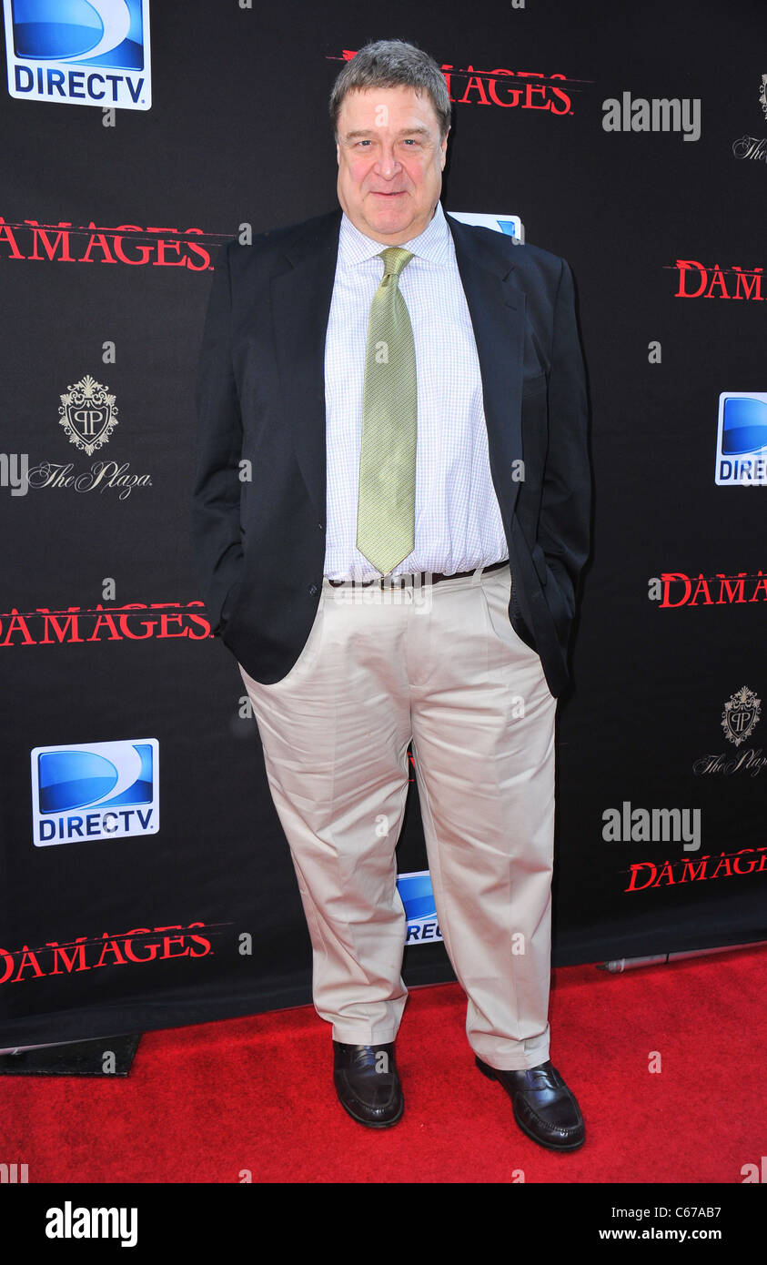 John Goodman presso gli arrivi di risarcimento danni la stagione 4 Premiere, il teatro di Parigi, New York, NY Giugno 29, 2011. Foto di: Gregorio T. Binuya/Everett Collection Foto Stock