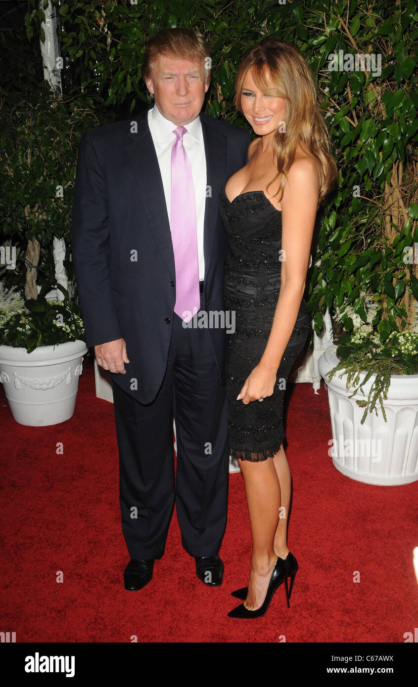 Donald Trump, Melania Trump presso gli arrivi per QVC Red Carpet Style Party, Four Seasons Hotel Los Angeles, CA, 25 febbraio 2011. Foto di: Dee Cercone/Everett Collection Foto Stock