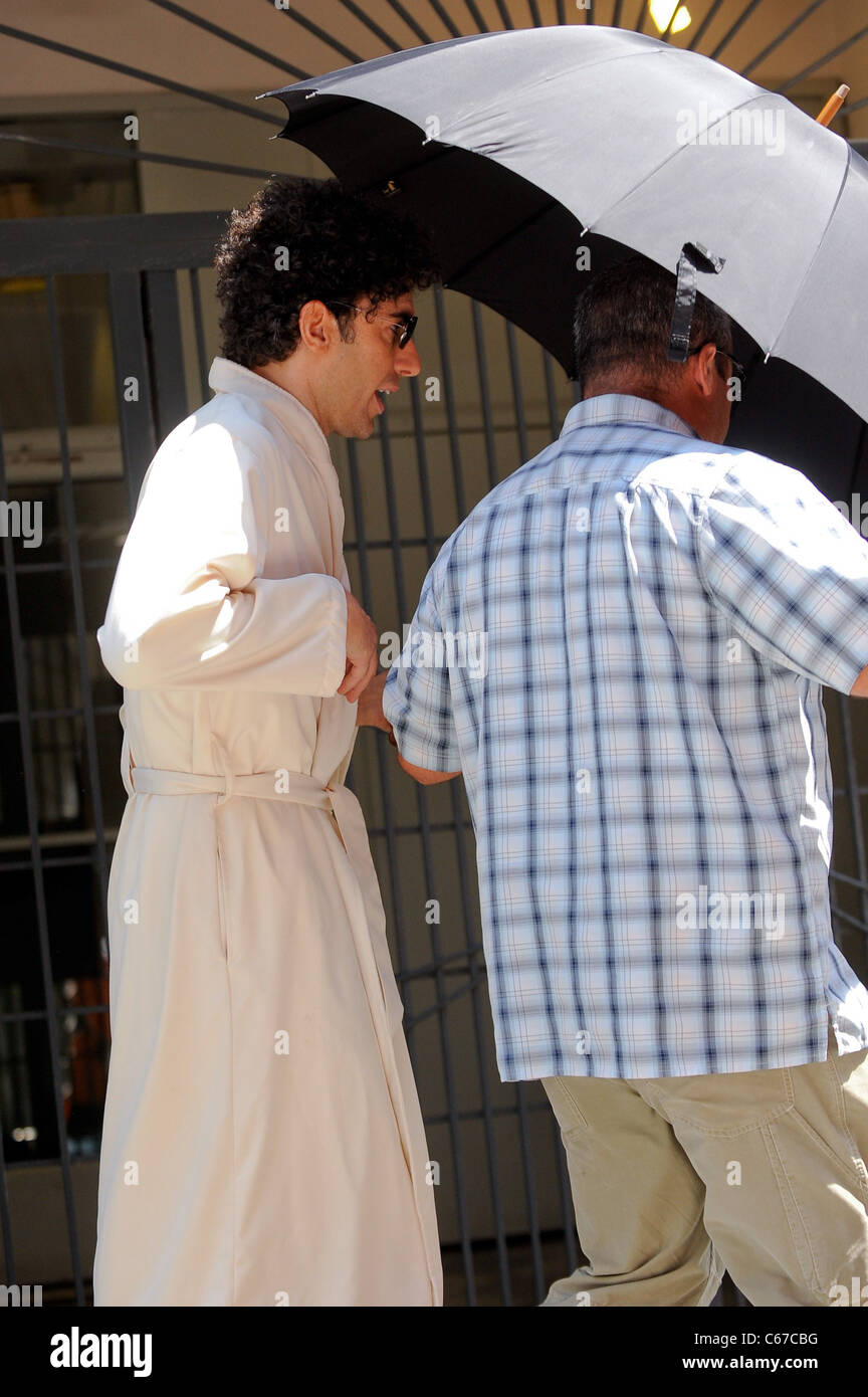 Sacha Baron Cohen, entra nella 'Dictator' movie set nel distretto all'ingrosso fuori e circa per celebrità CANDIDS - MER, , New York, NY, 20 luglio 2011. Foto di: Ray Tamarra/Everett Collection Foto Stock