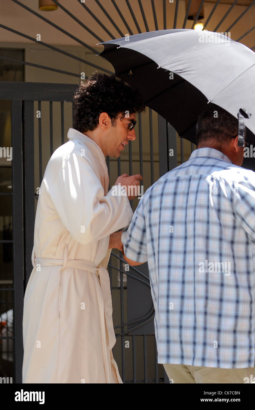 Sacha Baron Cohen, entra nella 'Dictator' movie set nel distretto all'ingrosso fuori e circa per celebrità CANDIDS - MER, , New York, NY, 20 luglio 2011. Foto di: Ray Tamarra/Everett Collection Foto Stock