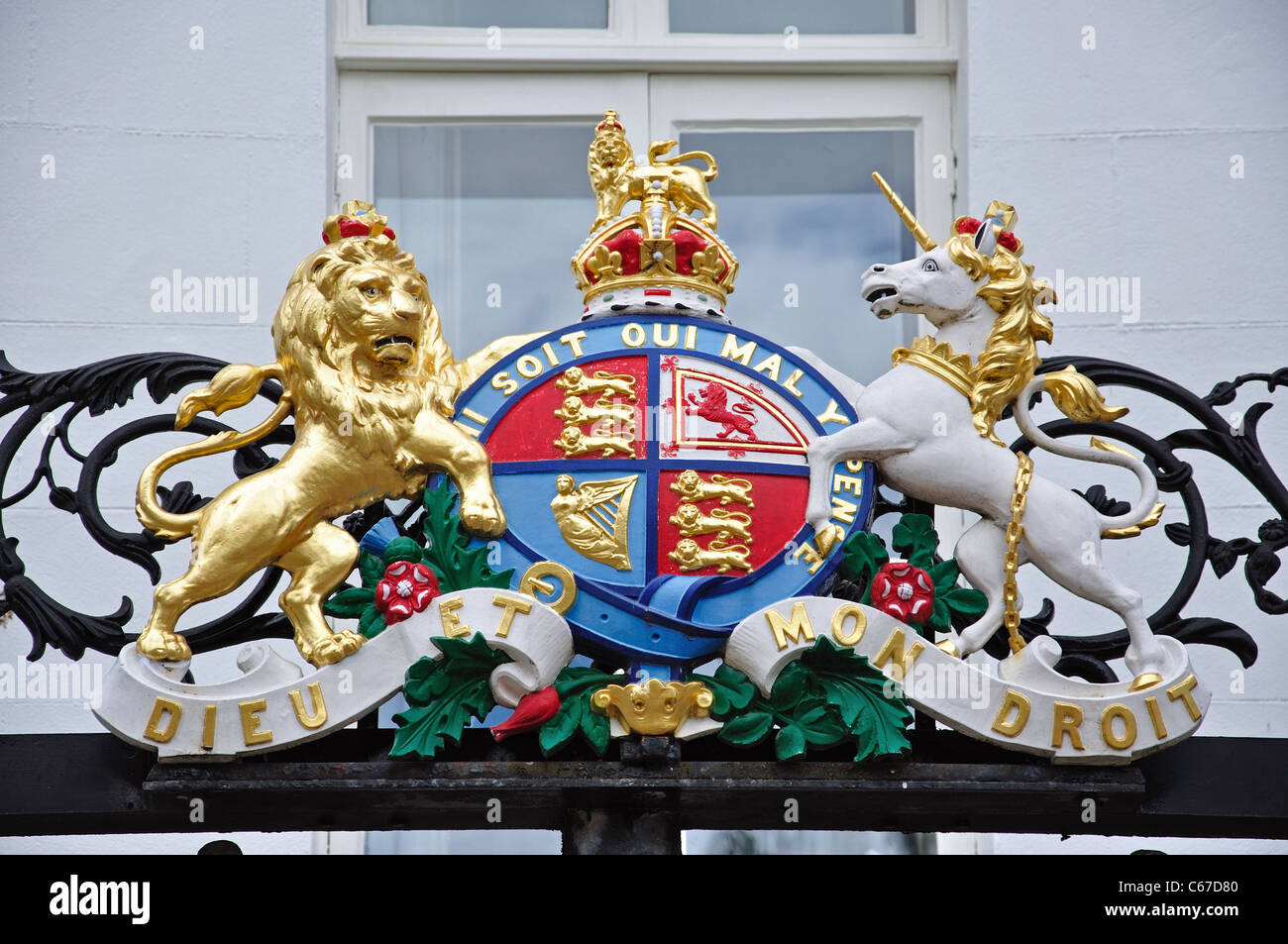La stemma reale del Regno Unito, Cattedrale vicino, Exeter Devon, Inghilterra, Regno Unito Foto Stock