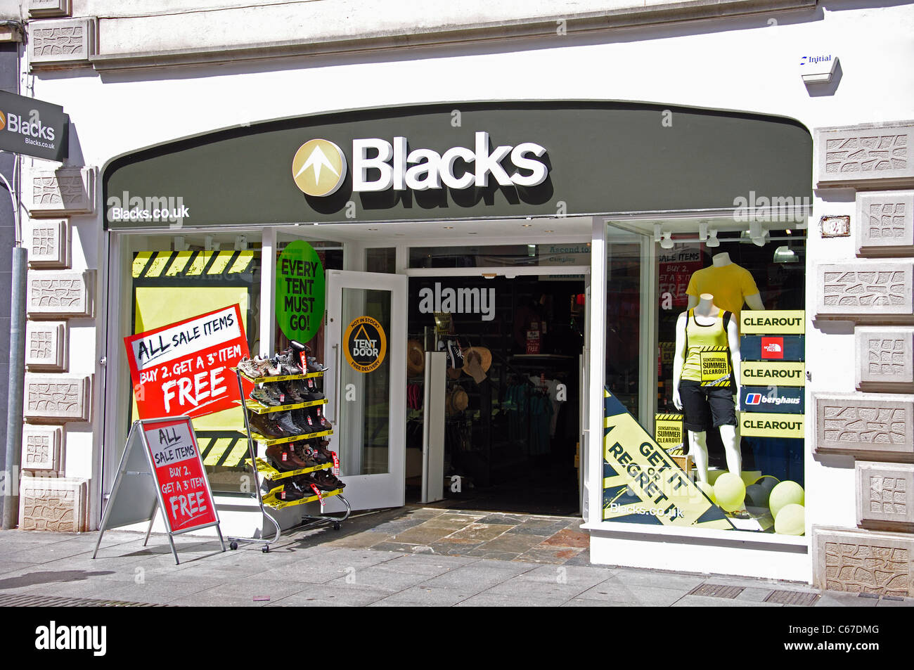 Blacks Camping ai fornitori di apparecchiature store, High Street, Exeter Devon, Inghilterra, Regno Unito Foto Stock