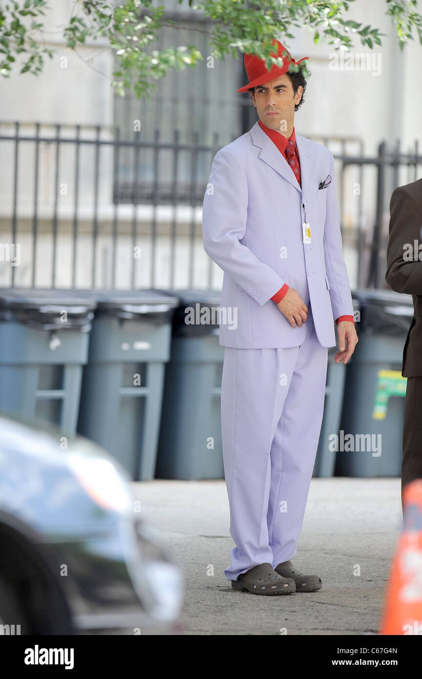 Sacha Baron Cohen sulla posizione per il dittatore del set cinematografico riprese su posizione in Manhattan, vicino a Fifth Avenue e 127Street, New York, NY Giugno 30, 2011. Foto di: Kristin Callahan/Everett Collection Foto Stock