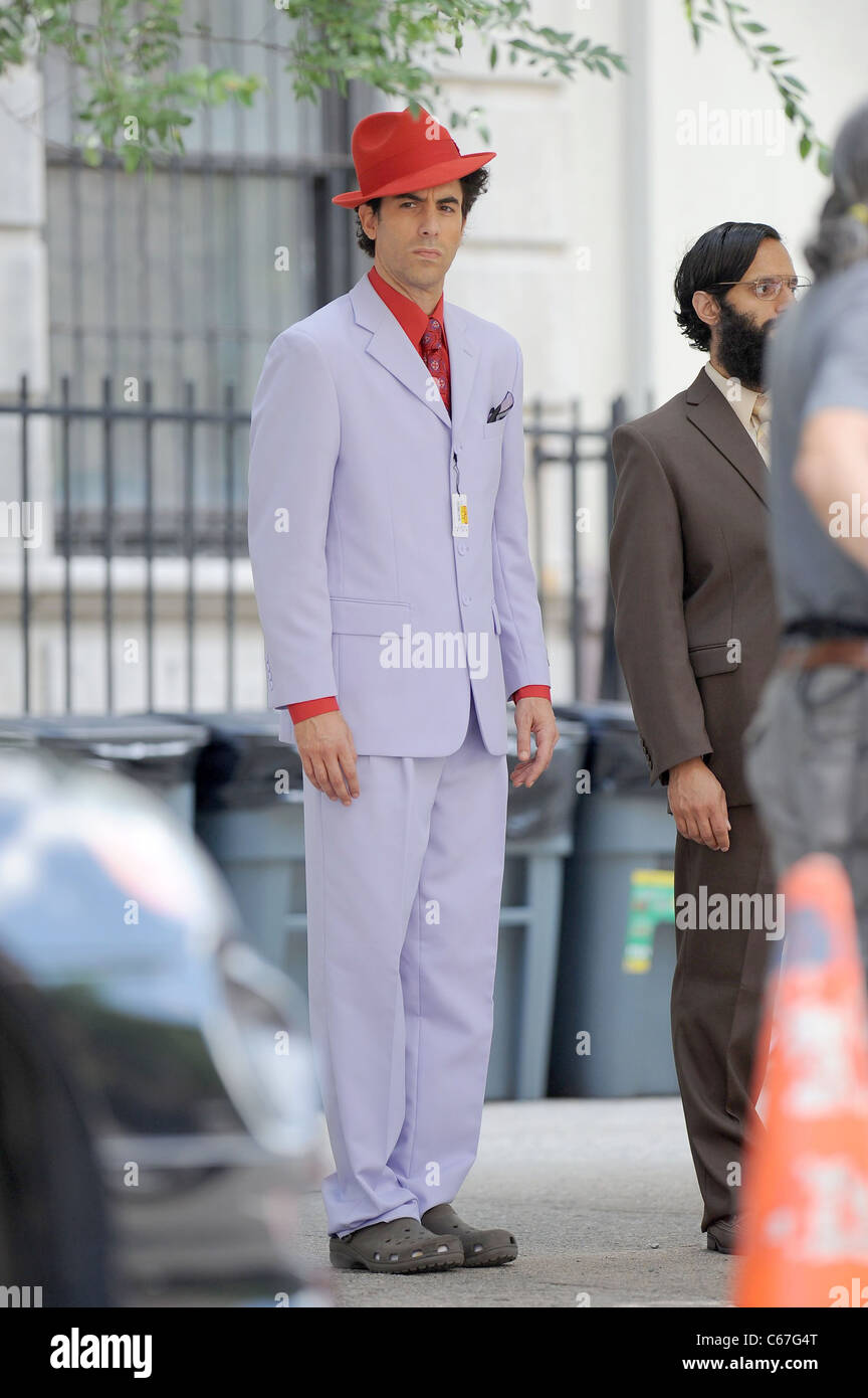 Sacha Baron Cohen sulla posizione per il dittatore del set cinematografico riprese su posizione in Manhattan, vicino a Fifth Avenue e 127Street, New York, NY Giugno 30, 2011. Foto di: Kristin Callahan/Everett Collection Foto Stock