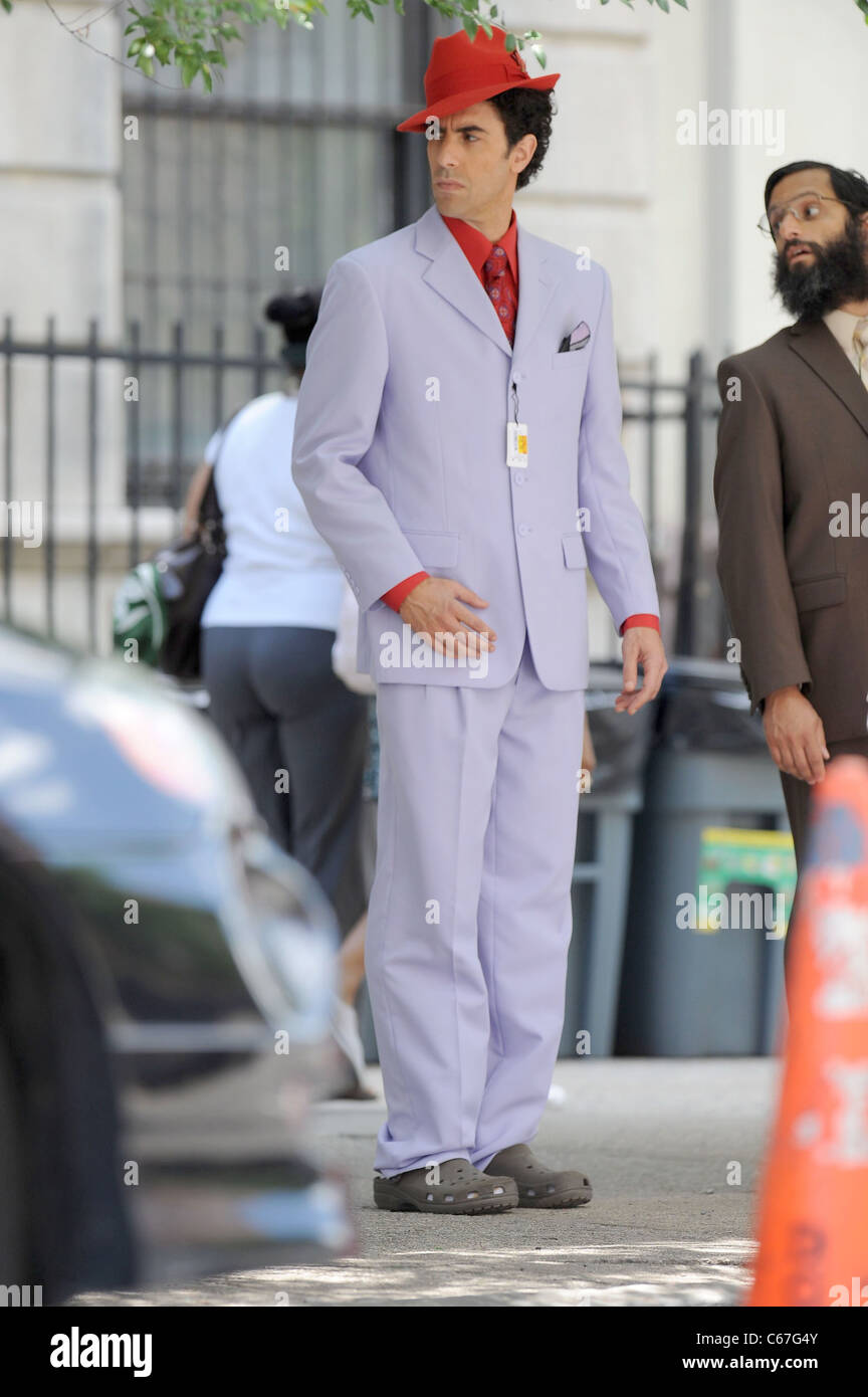 Sacha Baron Cohen sulla posizione per il dittatore del set cinematografico riprese su posizione in Manhattan, vicino a Fifth Avenue e 127Street, New York, NY Giugno 30, 2011. Foto di: Kristin Callahan/Everett Collection Foto Stock