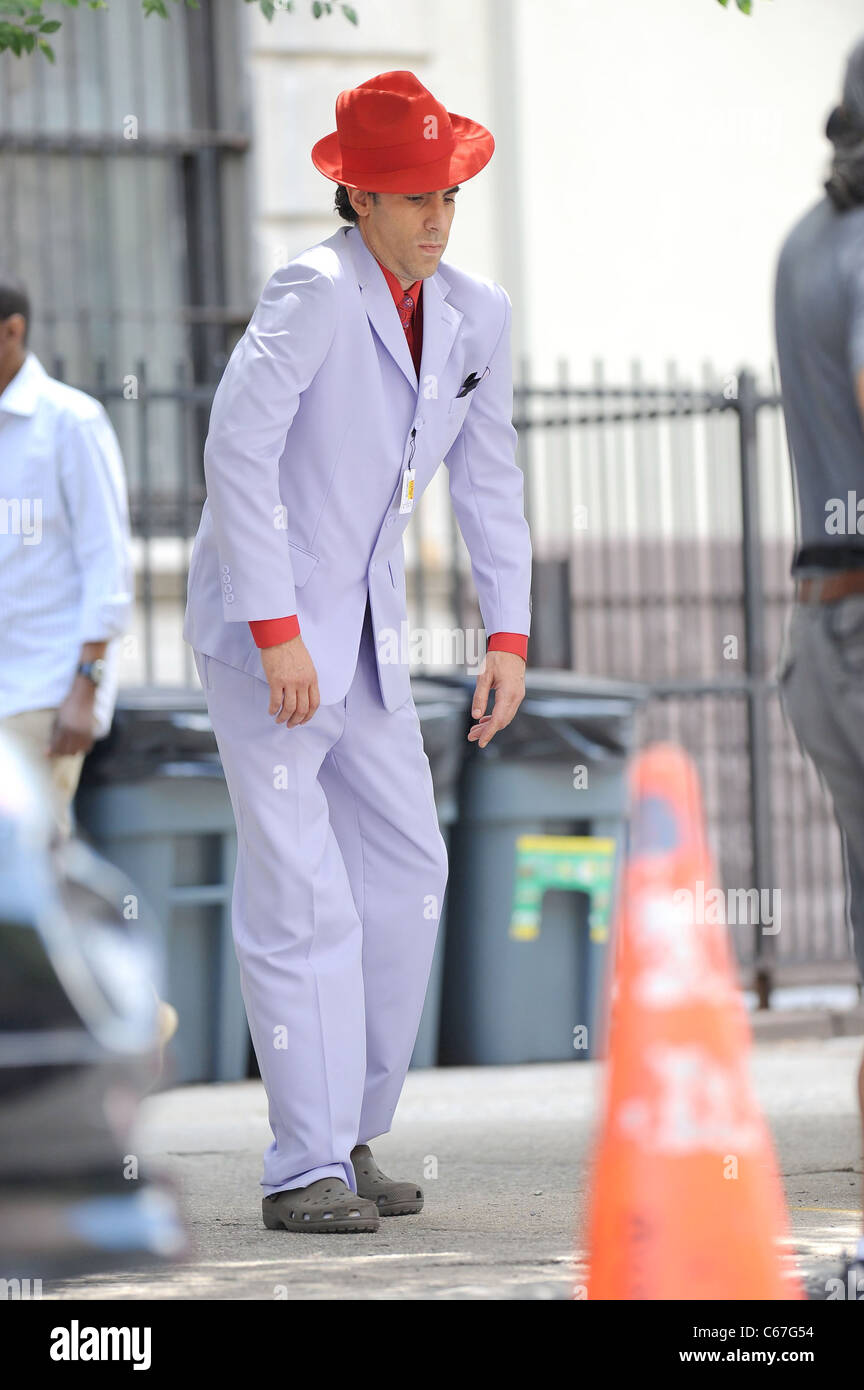 Sacha Baron Cohen sulla posizione per il dittatore del set cinematografico riprese su posizione in Manhattan, vicino a Fifth Avenue e 127Street, New York, NY Giugno 30, 2011. Foto di: Kristin Callahan/Everett Collection Foto Stock