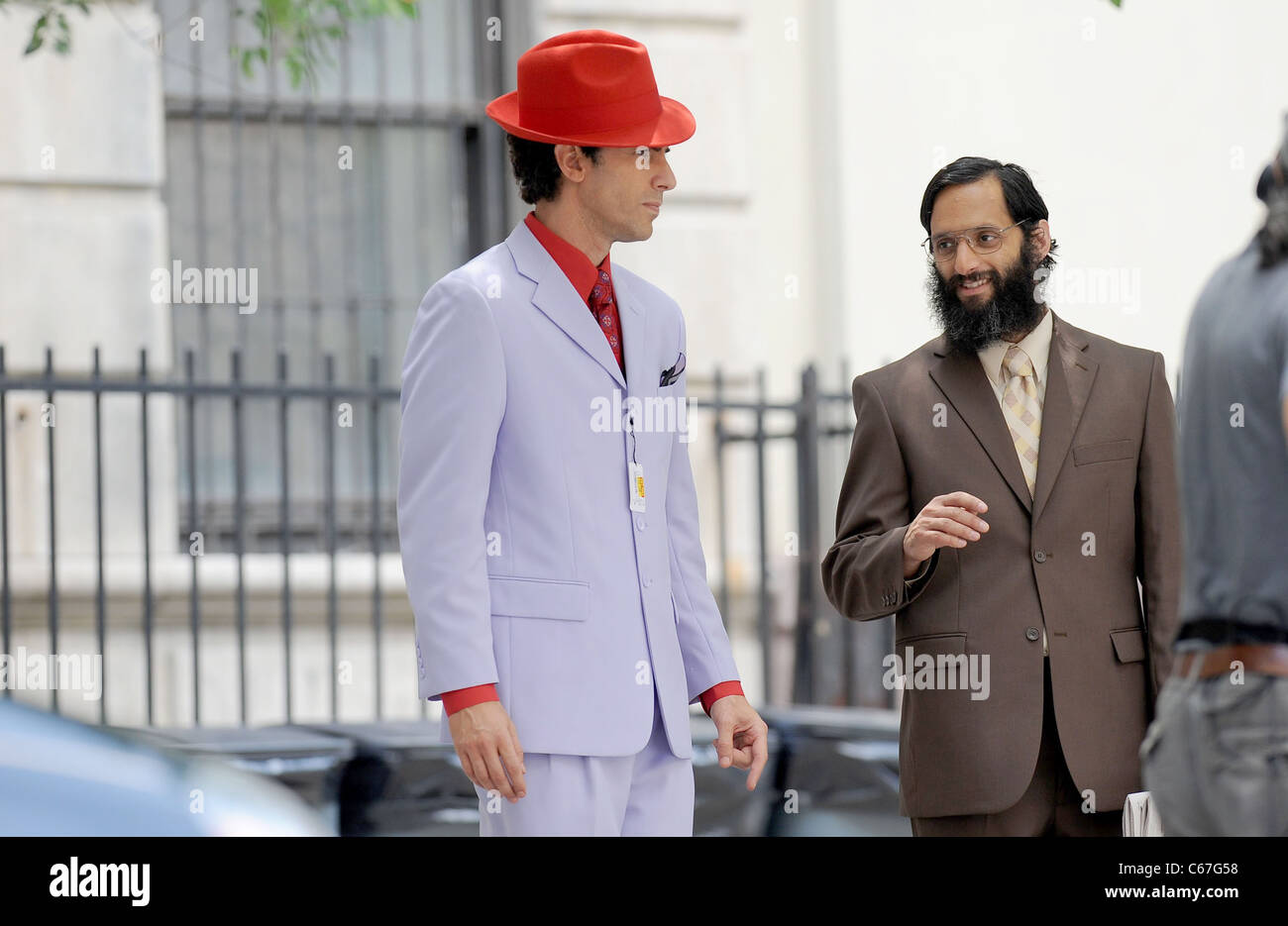 Sacha Baron Cohen sulla posizione per il dittatore del set cinematografico riprese su posizione in Manhattan, vicino a Fifth Avenue e 127Street, New York, NY Giugno 30, 2011. Foto di: Kristin Callahan/Everett Collection Foto Stock