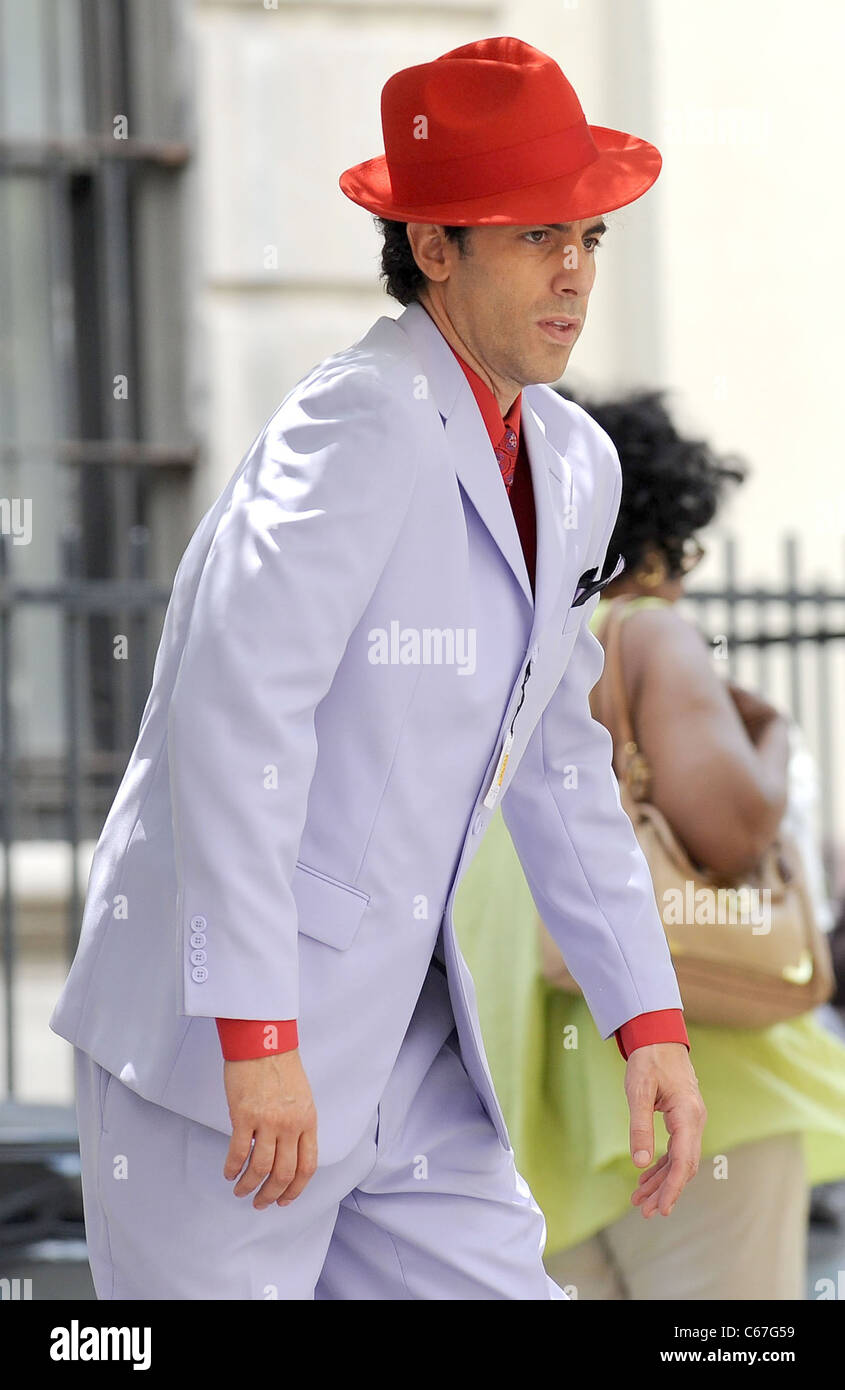 Sacha Baron Cohen sulla posizione per il dittatore del set cinematografico riprese su posizione in Manhattan, vicino a Fifth Avenue e 127Street, New York, NY Giugno 30, 2011. Foto di: Kristin Callahan/Everett Collection Foto Stock