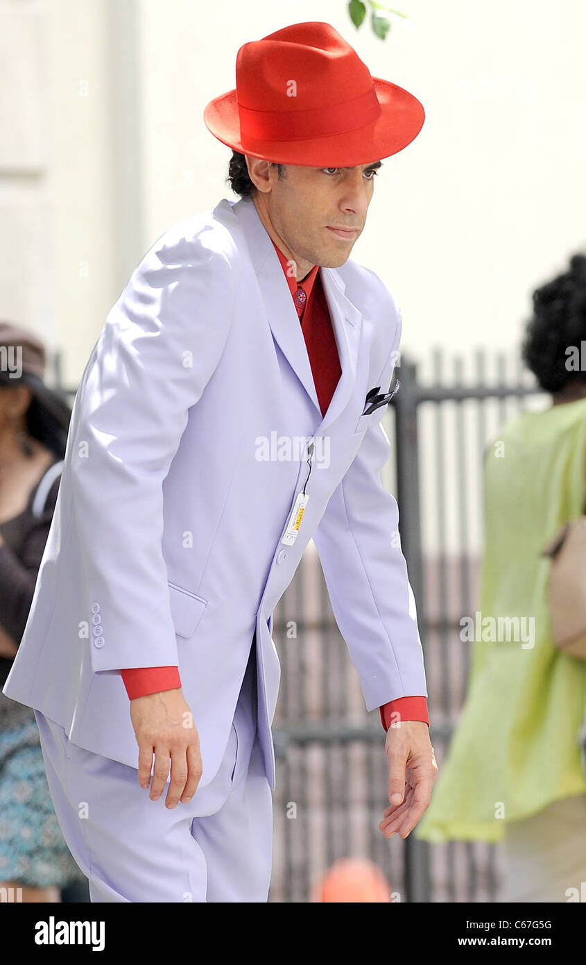 Sacha Baron Cohen sulla posizione per il dittatore del set cinematografico riprese su posizione in Manhattan, vicino a Fifth Avenue e 127Street, New York, NY Giugno 30, 2011. Foto di: Kristin Callahan/Everett Collection Foto Stock