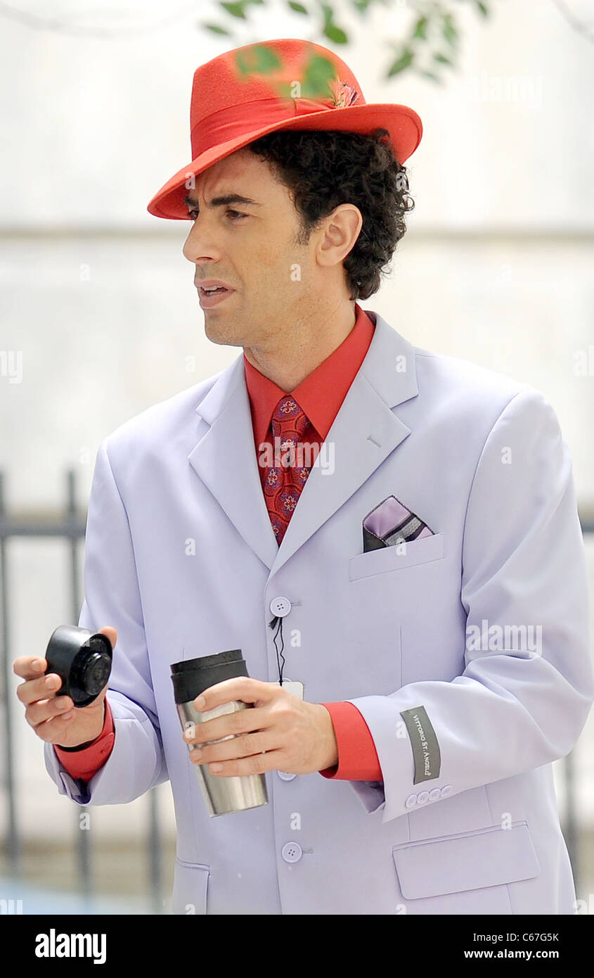 Sacha Baron Cohen sulla posizione per il dittatore del set cinematografico riprese su posizione in Manhattan, vicino a Fifth Avenue e 127Street, New York, NY Giugno 30, 2011. Foto di: Kristin Callahan/Everett Collection Foto Stock
