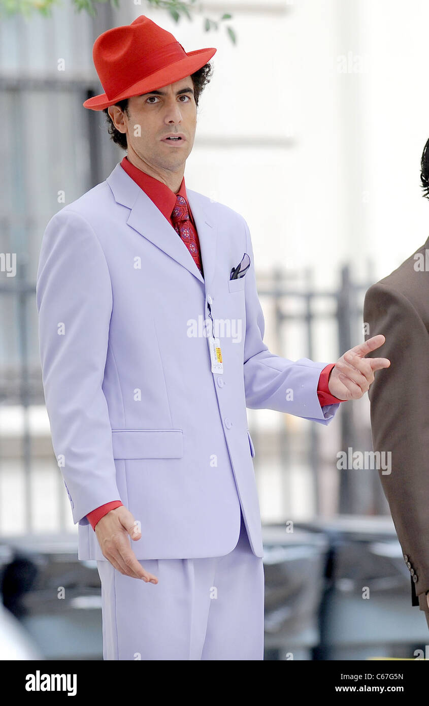 Sacha Baron Cohen sulla posizione per il dittatore del set cinematografico riprese su posizione in Manhattan, vicino a Fifth Avenue e 127Street, New York, NY Giugno 30, 2011. Foto di: Kristin Callahan/Everett Collection Foto Stock