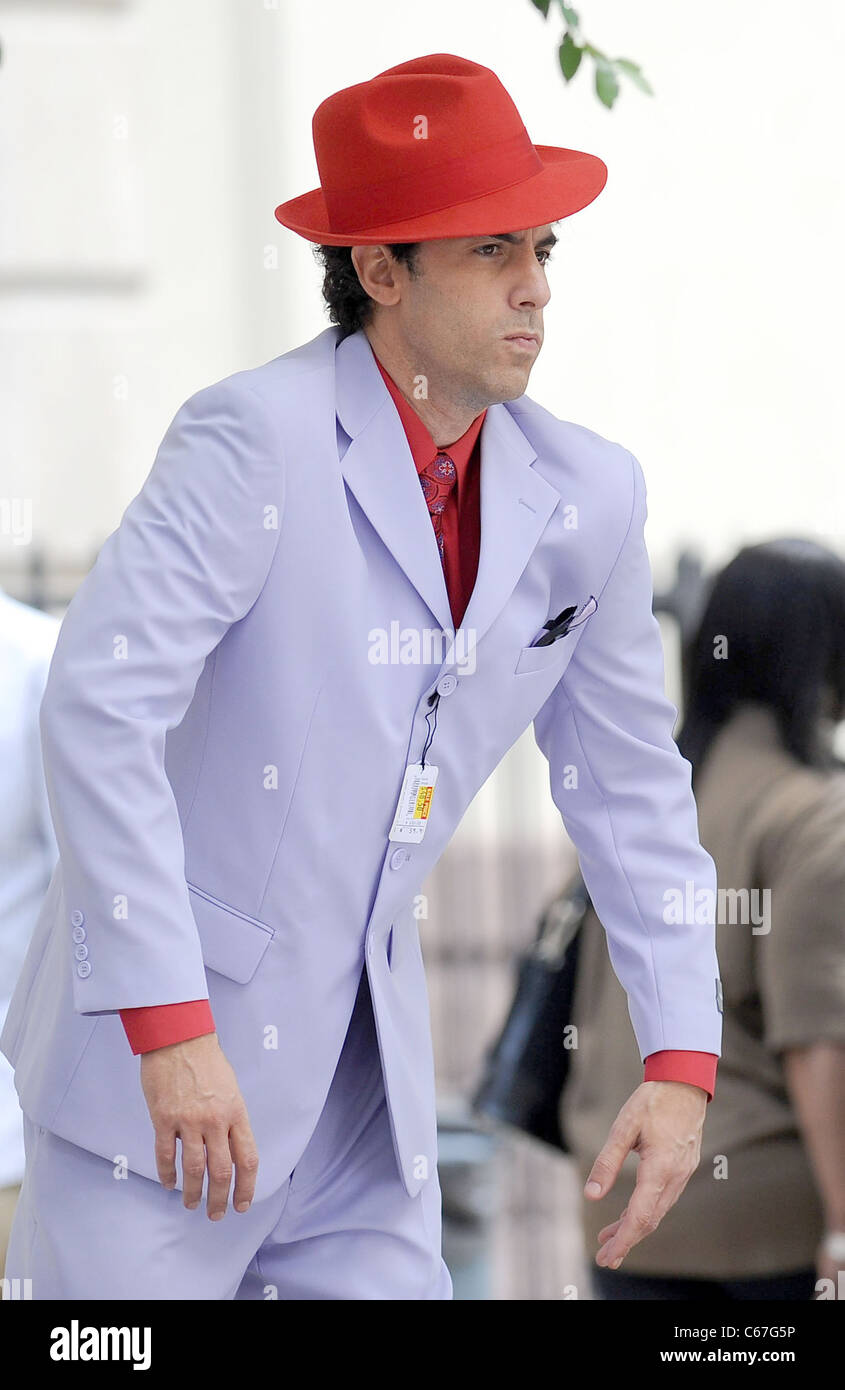 Sacha Baron Cohen sulla posizione per il dittatore del set cinematografico riprese su posizione in Manhattan, vicino a Fifth Avenue e 127Street, New York, NY Giugno 30, 2011. Foto di: Kristin Callahan/Everett Collection Foto Stock