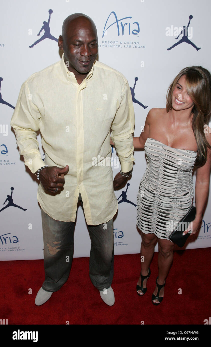 Michael Jordan, Yvette Prieto presso gli arrivi per la decima edizione Michael Jordan Celebrity Invitational (MJCI) di ricevimento di benvenuto, Haze Nightclub al ARIA Resort & Casino, Las Vegas NV, Marzo 30, 2011. Foto di: James Atoa/Everett Collection Foto Stock