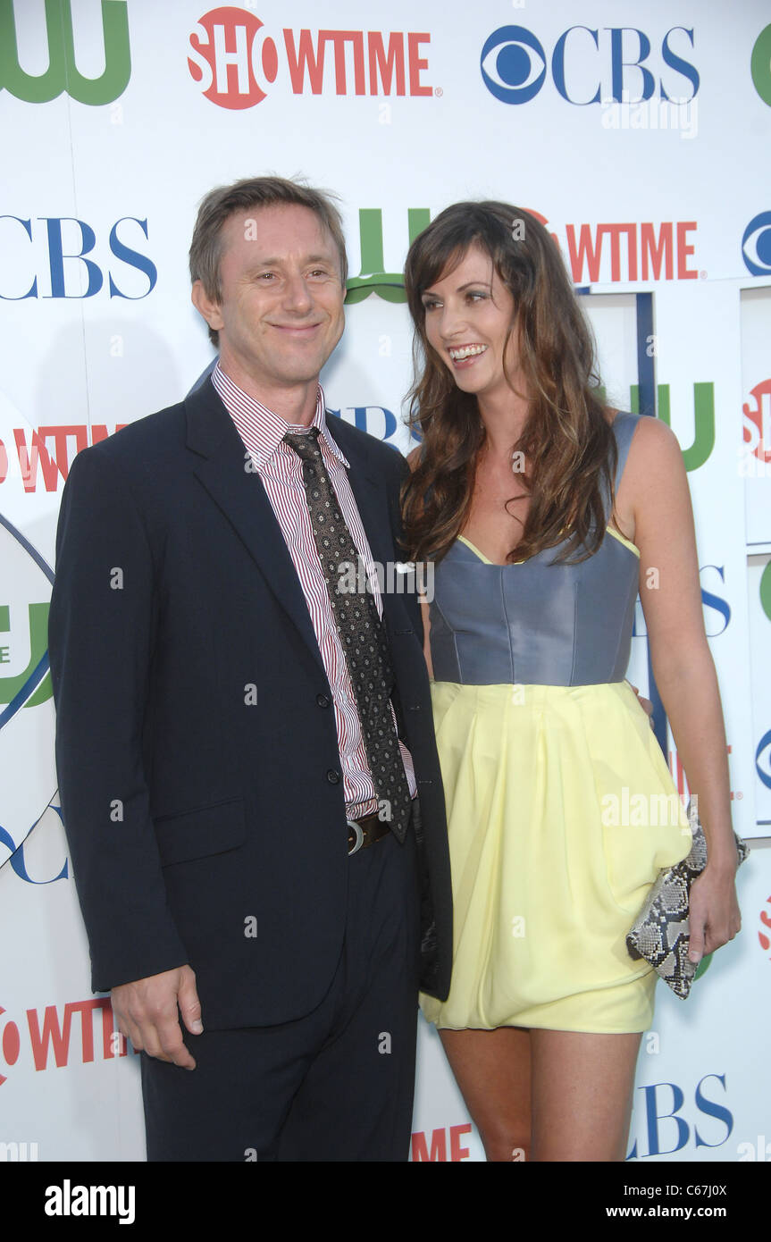 Jake Weber, Elizabeth Carey presso gli arrivi per CBS, CW e TCA Showtime Summer Press Tour Party, il Beverly Hilton Hotel di Beverly Foto Stock