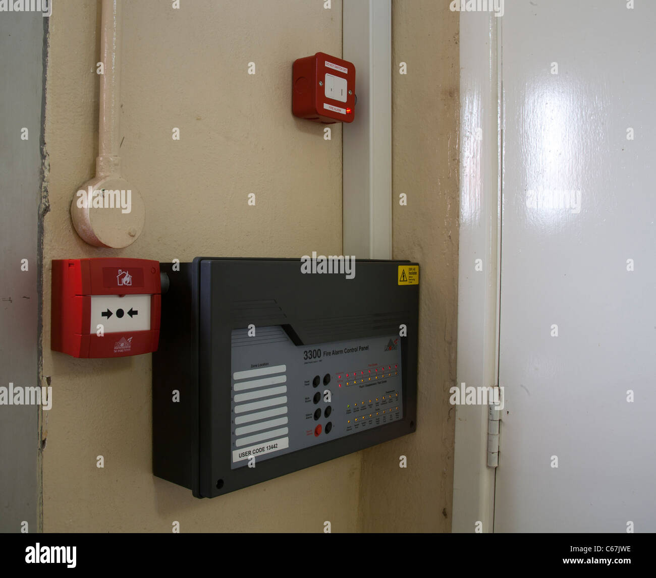 Etichettati comunale convenzionale EN54 Allarme incendio Pannello di controllo con un codice inserito Foto Stock