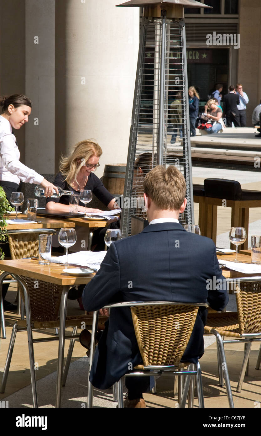 Gli impiegati a pranzo, Warwick corte, Paternoster square, il quartiere finanziario, la città di Londra. Londra, Regno Unito Foto Stock