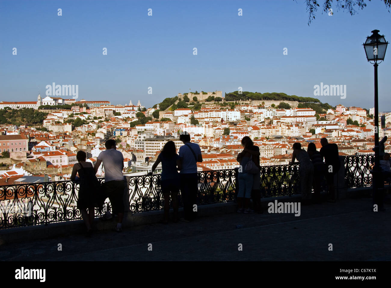 Sera.guardando dal Miradouro de São Pedro de Alcântara, Bairro Alto, verso Alfama + quartieri Baixa + castello, Lisbona, Portogallo Foto Stock