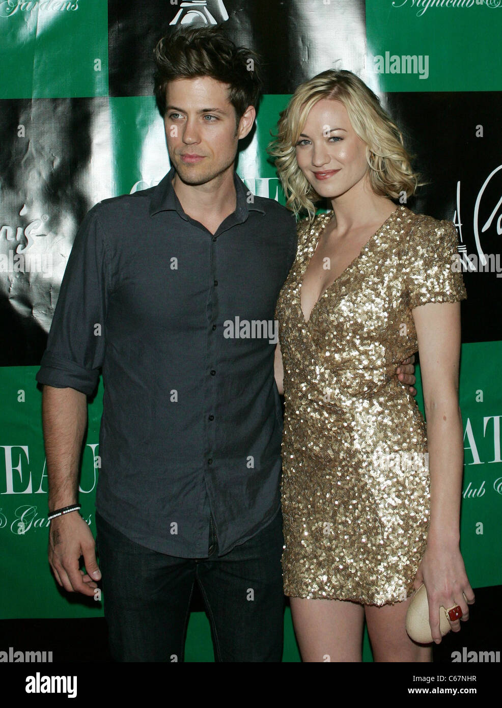 Tim Loden, Yvonne Strahovski di presenze per Pamela Anderson 44th festa di compleanno a Chateau, Chateau Nightclub & giardini a Paris Las Vegas Las Vegas NV, luglio 30, 2011. Foto di: James Atoa/Everett Collection Foto Stock