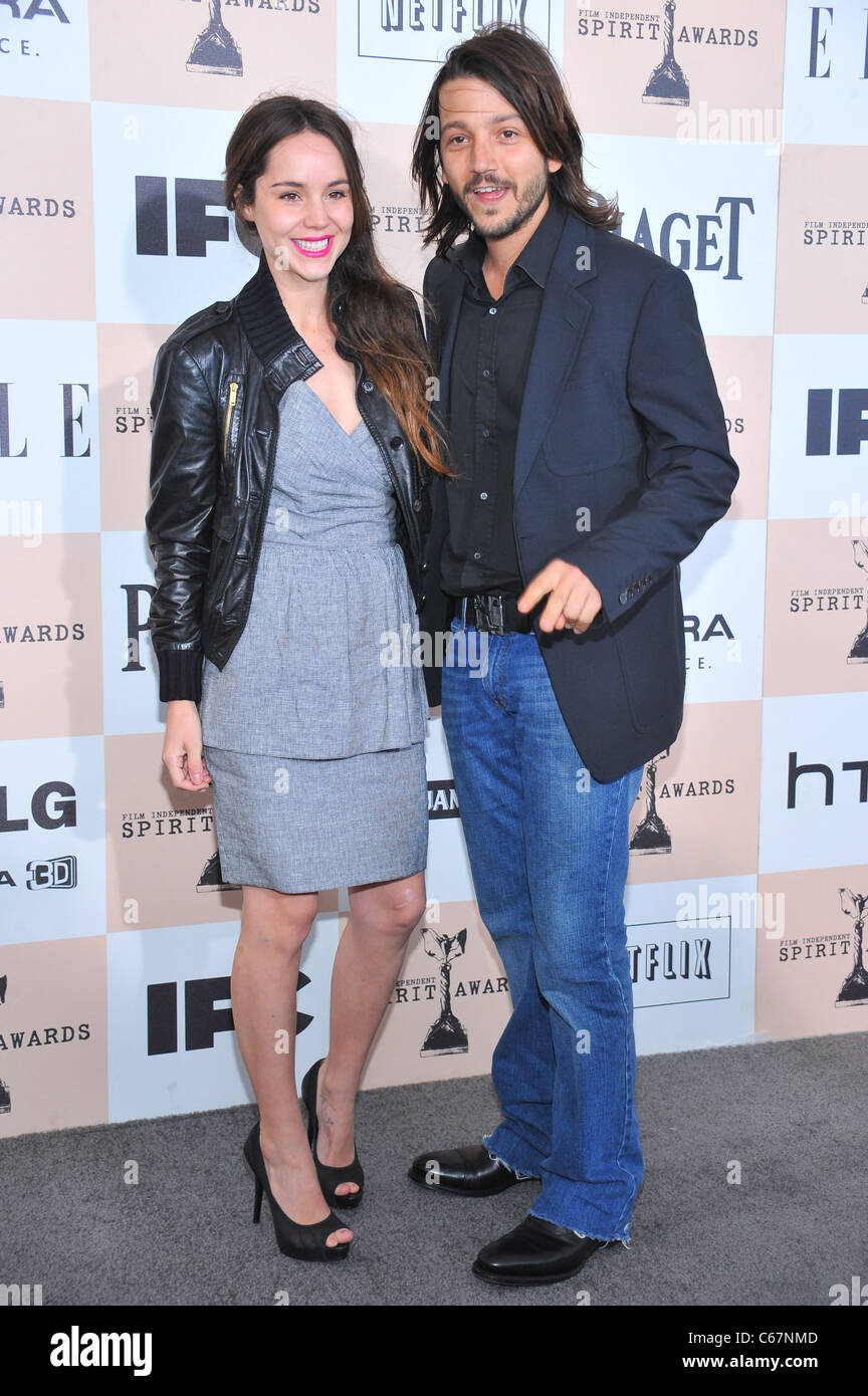 Camila Sodi, Diego Luna presso gli arrivi per 2011 Film Independent Spirit Awards - Gli arrivi parte 1, sulla spiaggia, Santa Monica, CA, 26 febbraio 2011. Foto di: Gregorio T. Binuya/Everett Collection Foto Stock