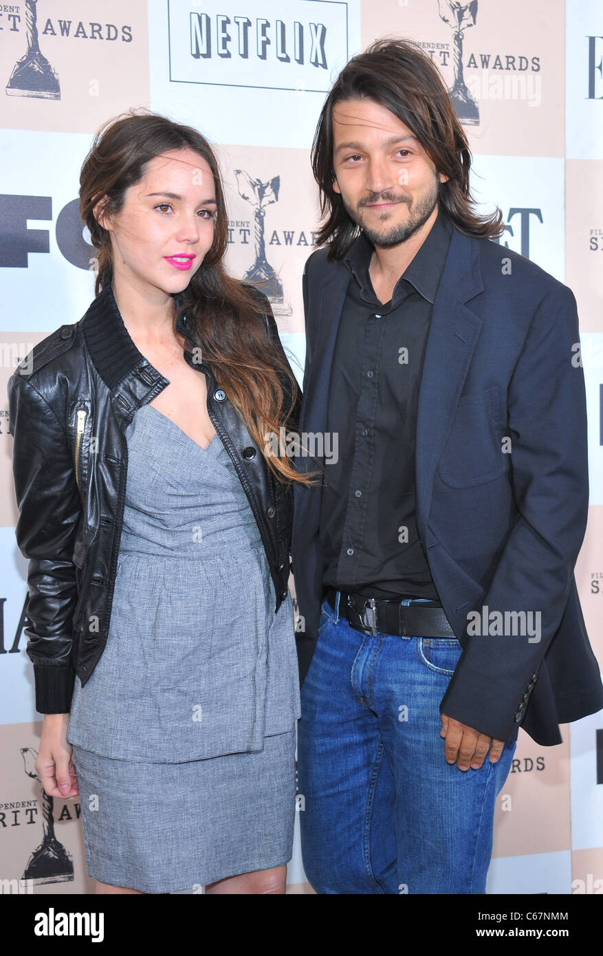 Camila Sodi, Diego Luna presso gli arrivi per 2011 Film Independent Spirit Awards - Gli arrivi parte 1, sulla spiaggia, Santa Monica, CA, 26 febbraio 2011. Foto di: Gregorio T. Binuya/Everett Collection Foto Stock