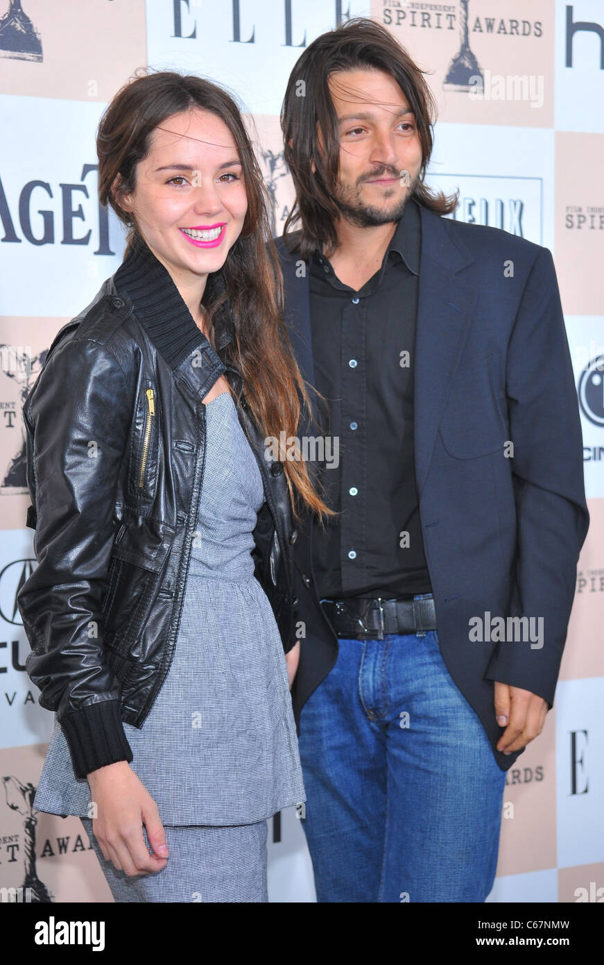 Camila Sodi, Diego Luna presso gli arrivi per 2011 Film Independent Spirit Awards - Gli arrivi parte 1, sulla spiaggia, Santa Monica, CA, 26 febbraio 2011. Foto di: Gregorio T. Binuya/Everett Collection Foto Stock