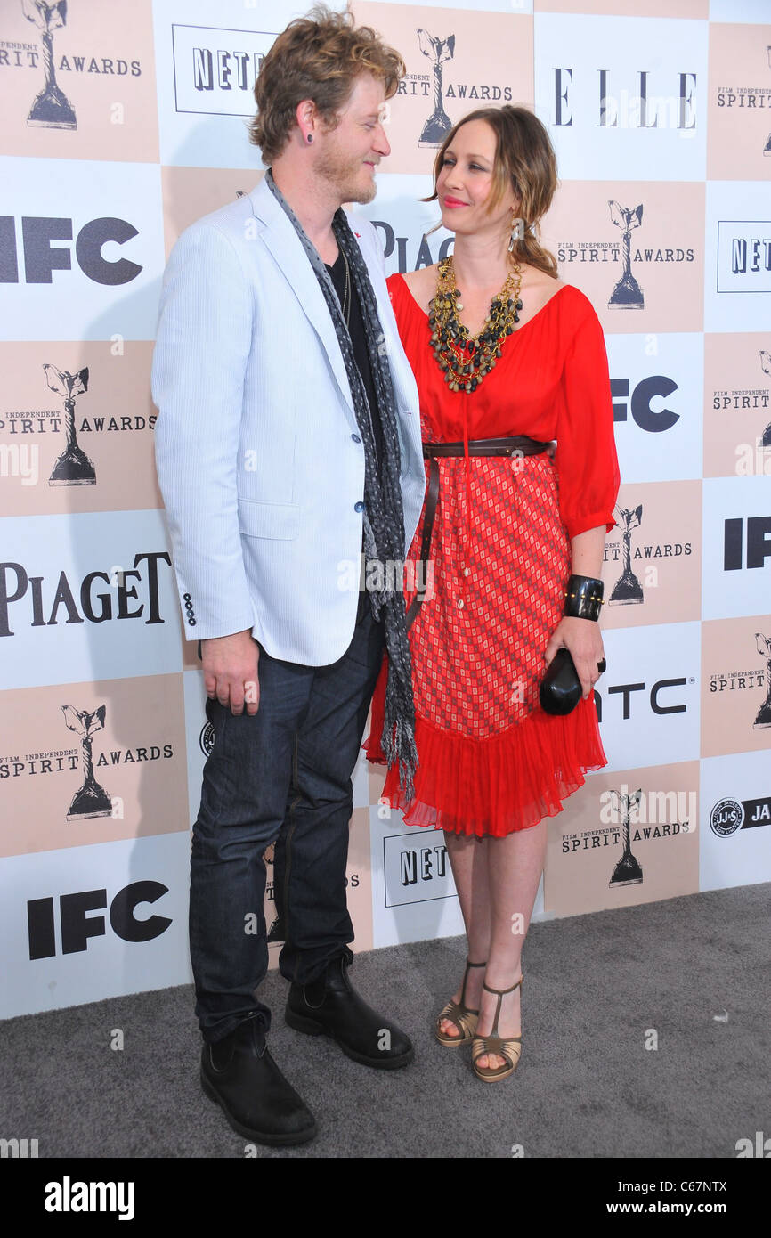Renn Hawkey, Vera Farmiga presso gli arrivi per 2011 Film Independent Spirit Awards - Gli arrivi parte 1, sulla spiaggia, Santa Monica, CA Foto Stock