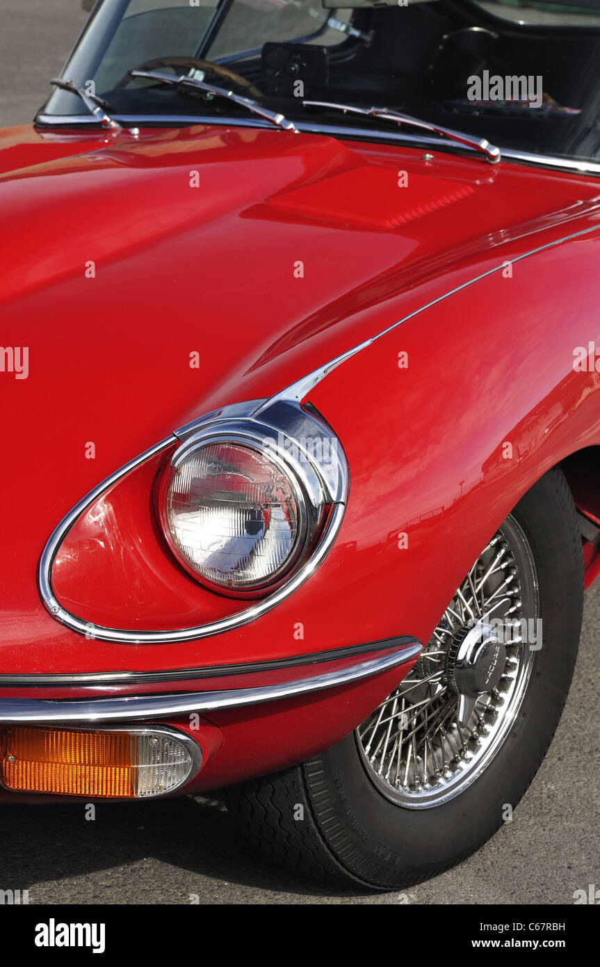 Red Jaguar E-Type del faro anteriore e il filo ruota a raggi Foto Stock