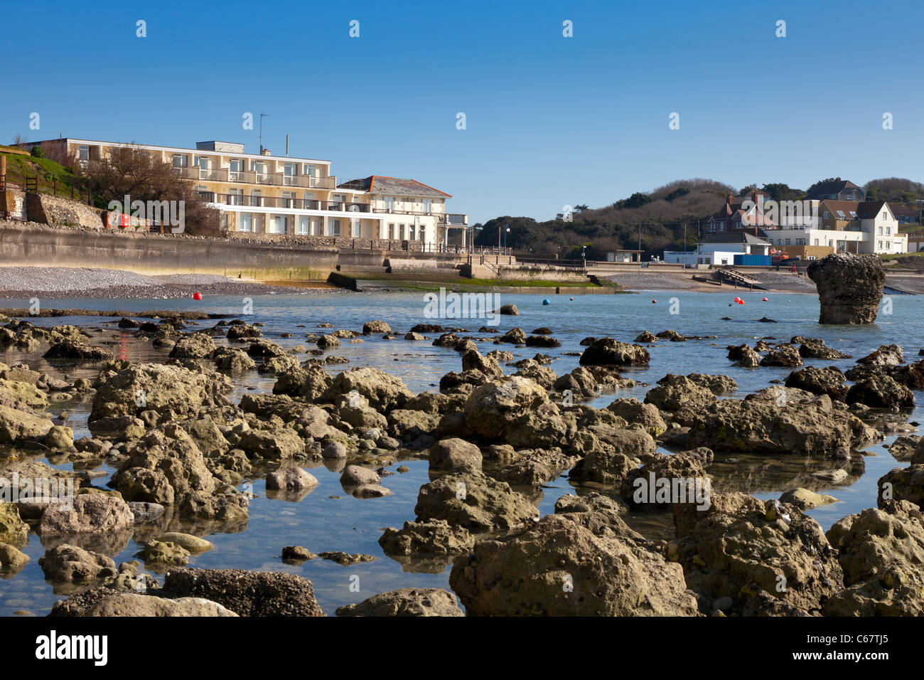 La baia di acqua dolce IOW Isle of Wight Albion Hotel bassa marea rockpools rock Foto Stock