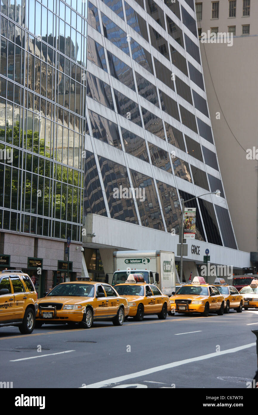 Fila di taxi gialli di New York Foto Stock