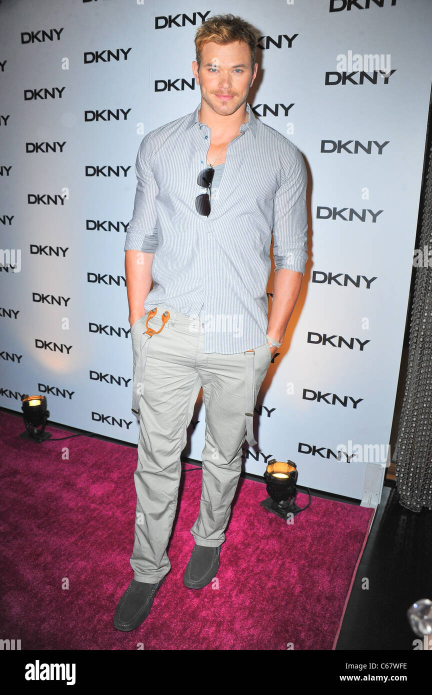 Kellan Lutz presso gli arrivi per DKNY Soiree Occhiali da sole in spiaggia, Dream Downtown, New York, NY Luglio 26, 2011. Foto di: Gregorio T. Binuya/Everett Collection Foto Stock