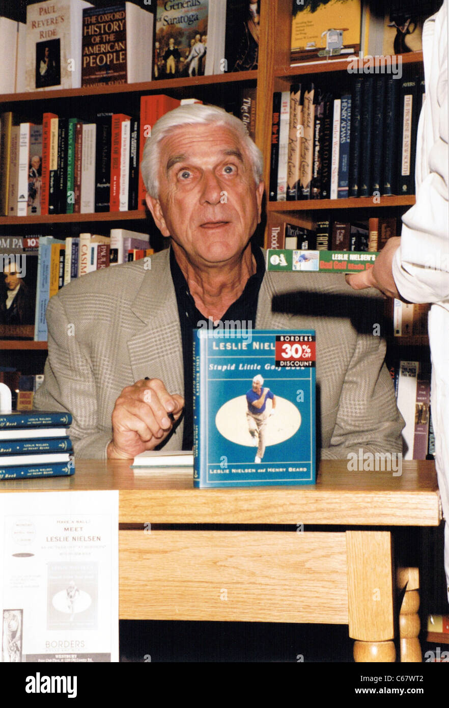 Leslie Nielsen, circa aprile 1995 retrospettiva per Leslie Nielsen retrospettiva - libro firma per stupido piccolo GOLF PRENOTA, frontiere Bookstore, Westbury, NY Novembre 29, 2010. Foto di: Rob ricco/Everett Collection Foto Stock