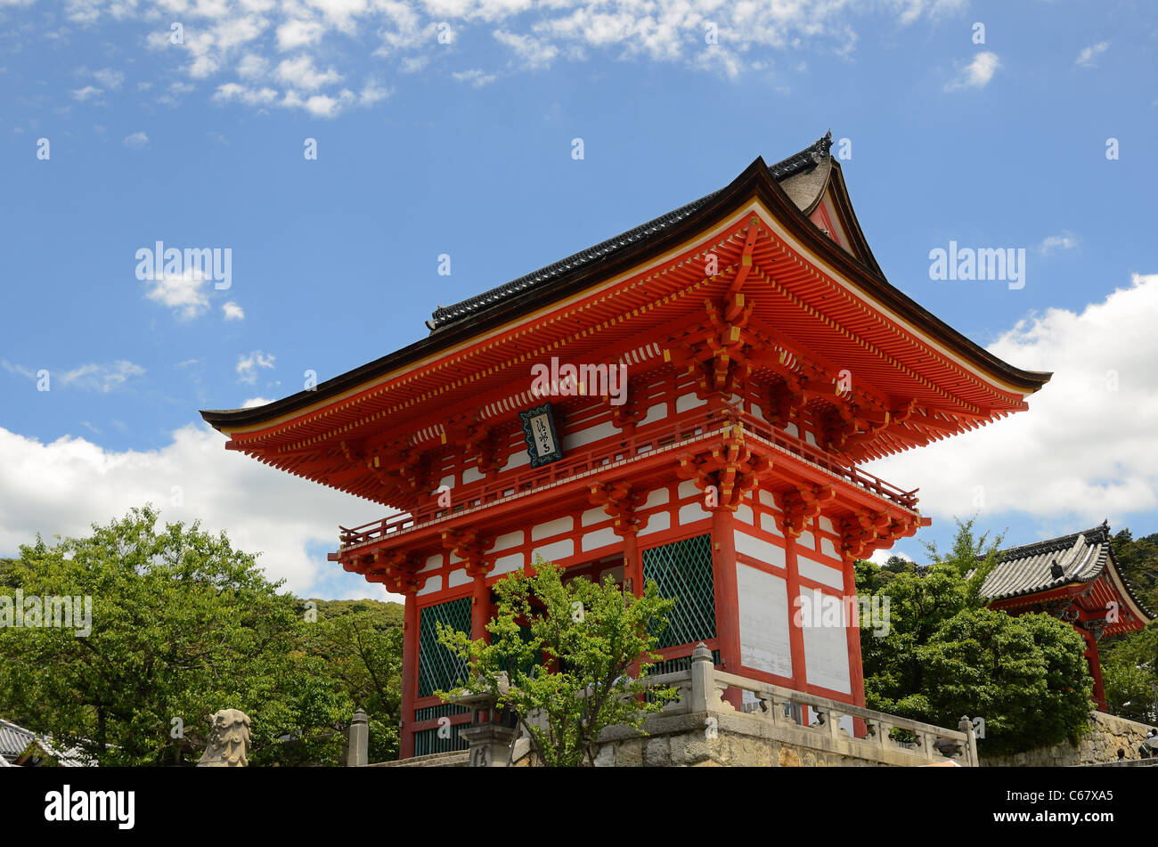 Il cancello di Kiyomizu-dera tempio di Kyoto, Giappone. Foto Stock