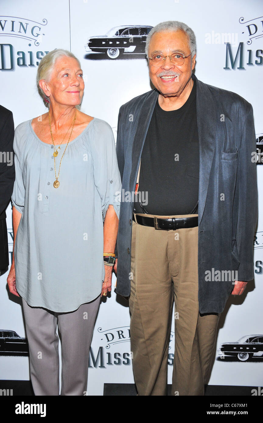 Vanessa Redgrave, James Earl Jones all'interno per il pilotaggio di MISS DAISY Revival di Broadway cast foto op, rotatoria Theatre Company prova Studios di New York, NY il 29 settembre 2010. Foto di: Gregorio T. Binuya/Everett Collection Foto Stock