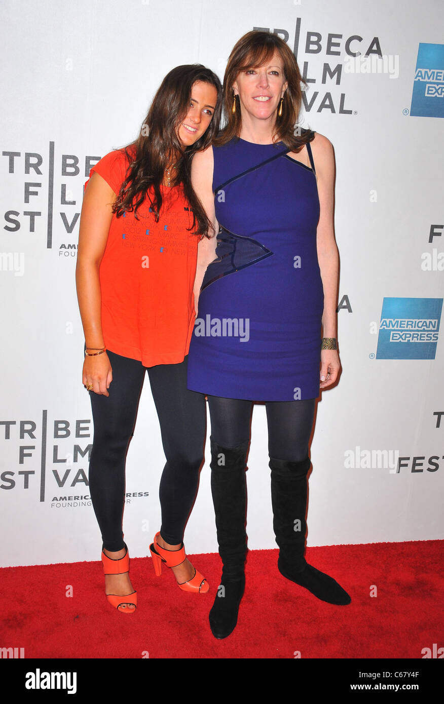 Jane Rosenthal, Juliana Hatkoff presso gli arrivi per GESÙ CRISTO HENRY Premiere mondiale al 2011 Tribeca Film Festival, BMCC Tribeca Performing Arts Center di New York, NY Aprile 23, 2011. Foto di: Gregorio T. Binuya/Everett Collection Foto Stock