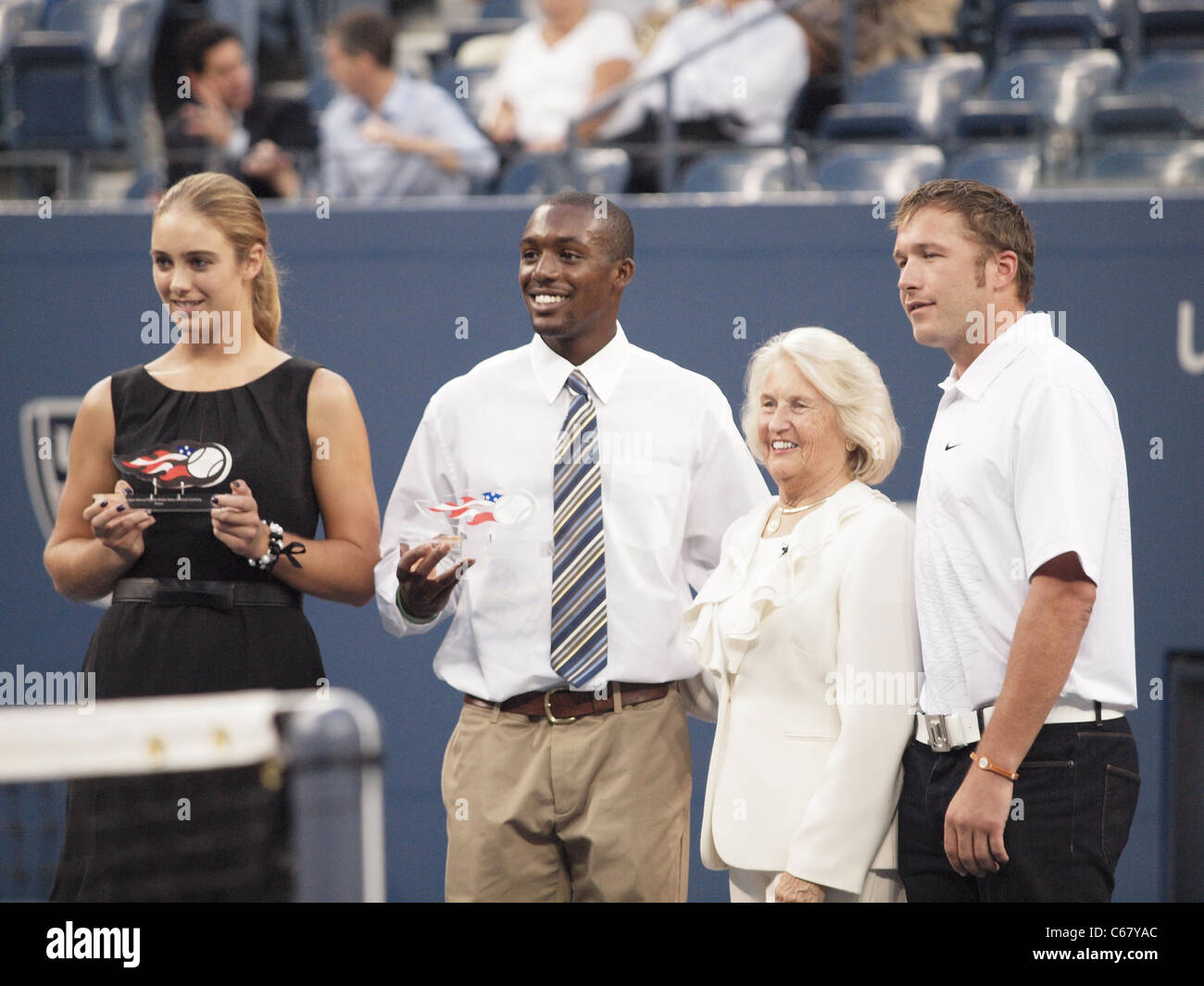 Alexandra Mueller, Blake progredito, Lucy Garvin, Bode Miller di presenze per 2010 U.S. Apertura cerimonia di notte, USTA Billie Jean King National Tennis Center, Lavaggio, NY Agosto 30, 2010. Foto di: Rob ricco/Everett Collection Foto Stock