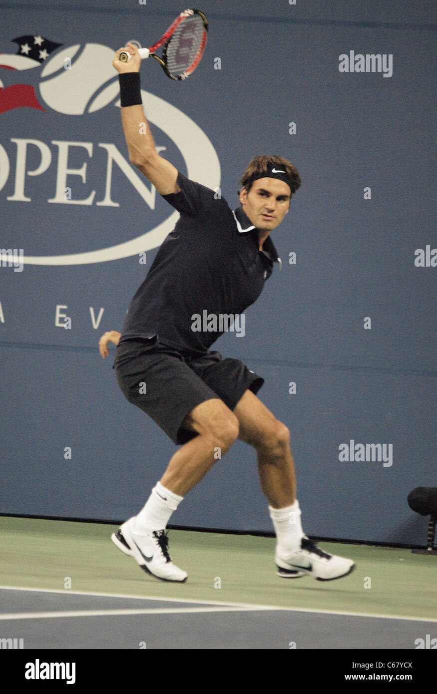 Roger Federer di presenze per 2010 U.S. Apertura cerimonia di notte, USTA Billie Jean King National Tennis Center, Lavaggio, NY Agosto 30, 2010. Foto di: Rob ricco/Everett Collection Foto Stock