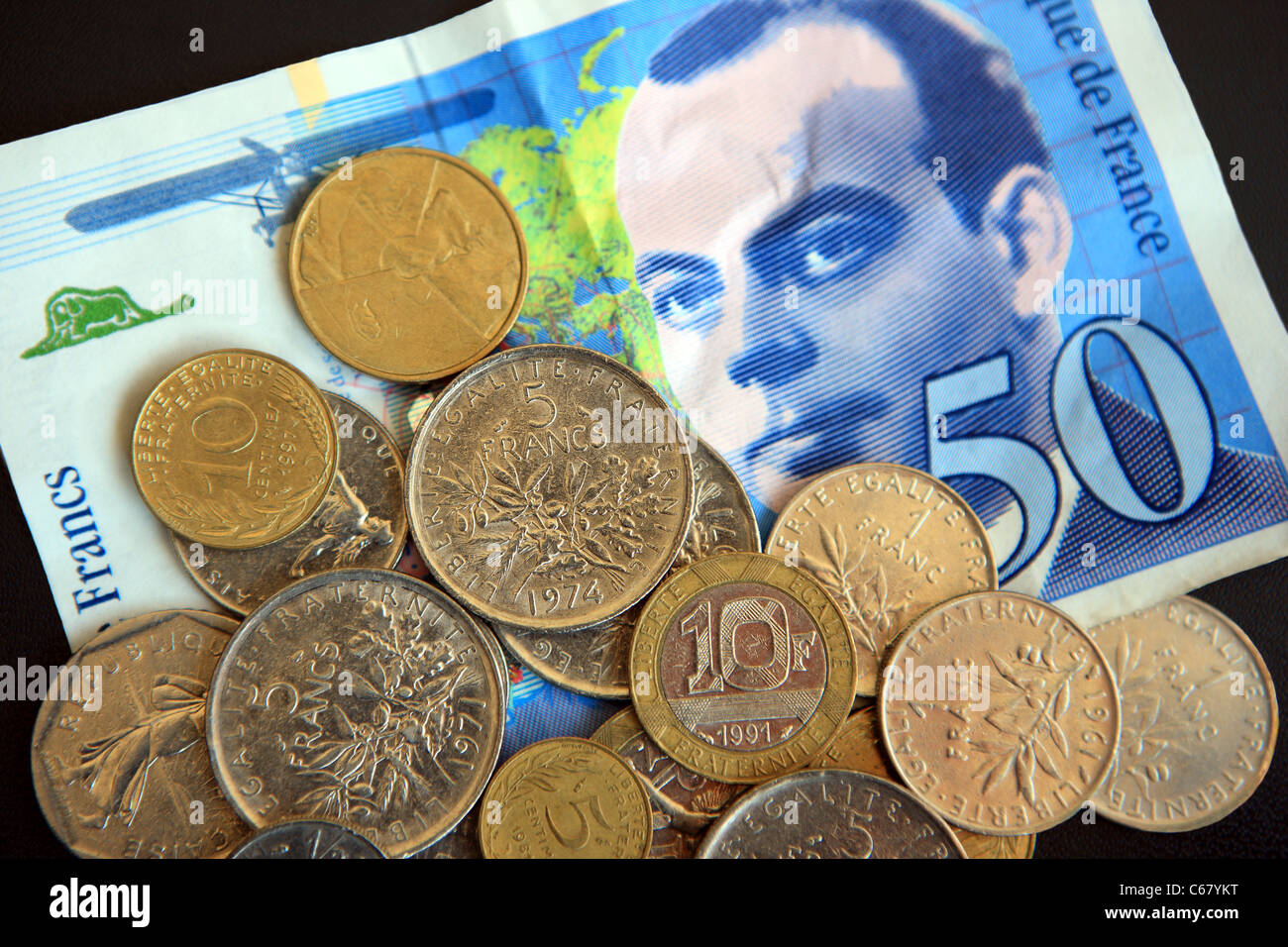 50 franco francese nota e delle monete metalliche in euro Foto Stock