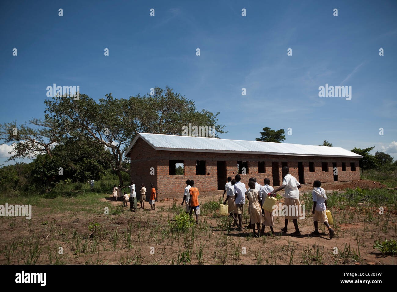 I bambini della scuola elementare a piedi alla classe in Amuria, Uganda, Africa orientale. Foto Stock