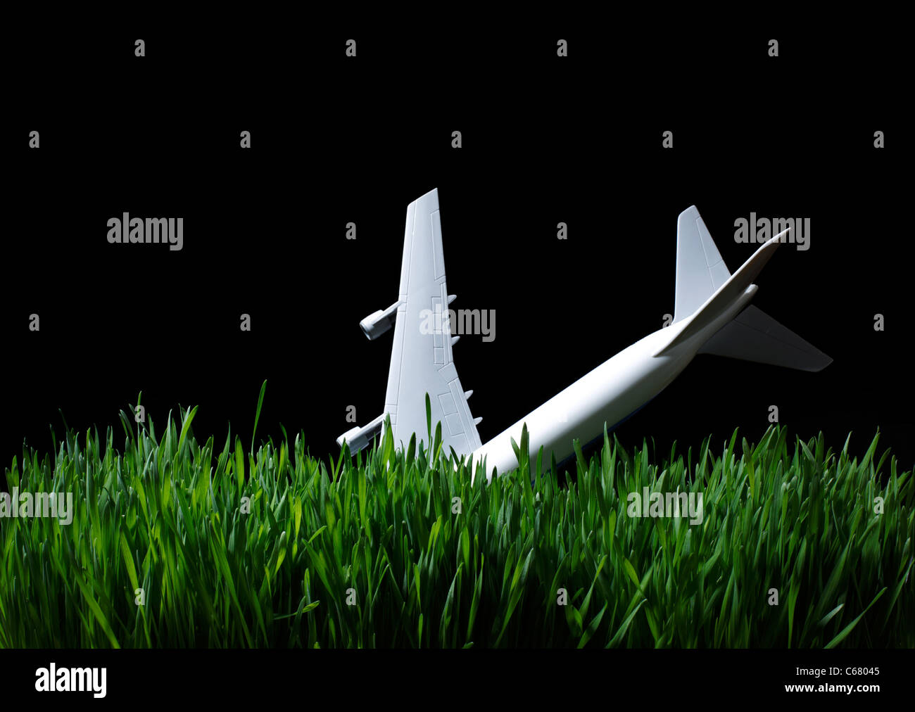 Aeroplano giocattolo in erba di notte Foto Stock