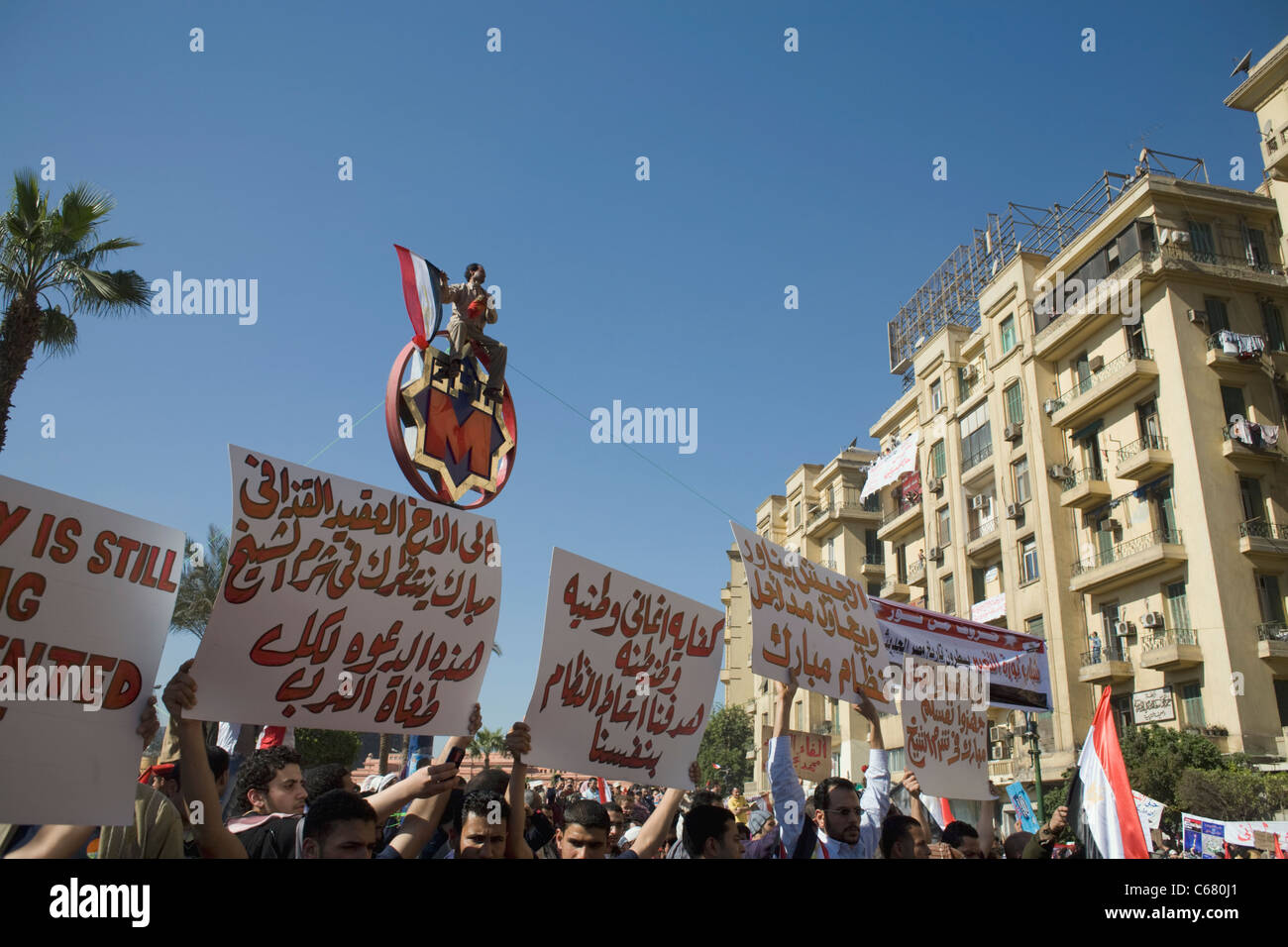 Gli egiziani in piazza Tahrir celebrare il giorno della vittoria su Feb.18, 2011, una settimana dopo la caduta del presidente Hosni Mubarak Foto Stock